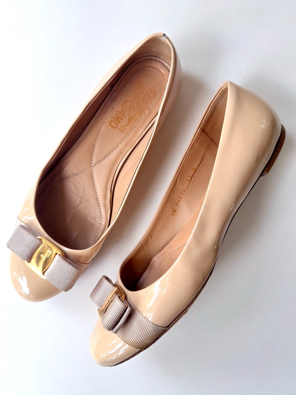 Salvatore Ferragamo Varina Beige Patent Leather Bow Ballet Flats 8.5 - Picture 3 of 16